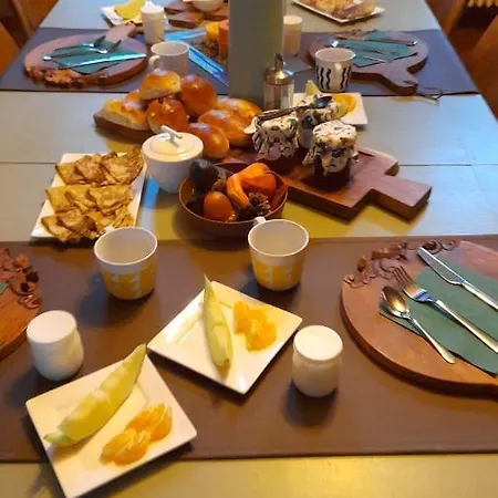 Couette-café L'hôte Des Géants 4*